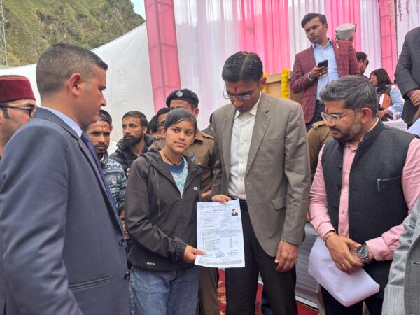 मुख्यमंत्री के मार्गदर्शन में सुदुरवर्ती क्षेत्र त्यूणी में डीएम सविन बंसल का भ्रमण, जरूरतमदों असहायों के लिए बना वरदान