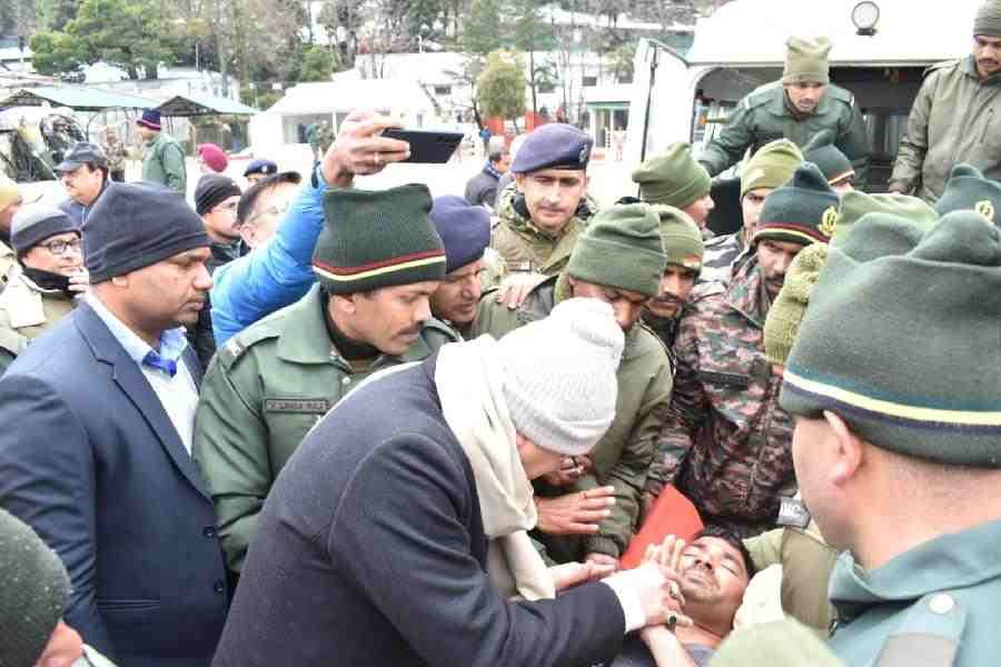 माणा के पास हिमस्खलन की चपेट में आए 50 श्रमिकों का किया गया रेस्क्यू , मुख्यमंत्री ने किया घटनास्थल का हवाई सर्वेक्षण, 4 श्रमिकों की तलाश युद्धस्तर पर जारी, एक श्रमिक के अपने घर पर मिलने की सूचना