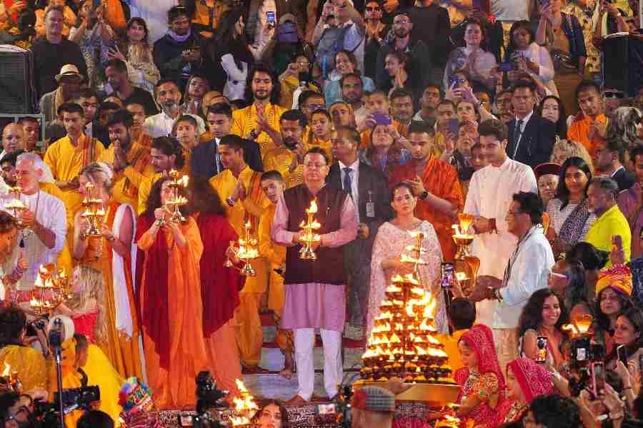 मुख्यमंत्री पुष्कर सिंह धामी ने ऋषिकेश स्थित परमार्थ निकेतन में गंगा आरती कर की पूजा अर्चना