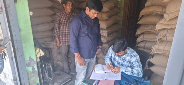 डीएम कर्मेंद्र सिंह के निर्देश पर राजस्व और खाद्य आपूर्ति विभाग की संयुक्त टीम ने किया लालढांग क्षेत्र की सस्ता ग़ल्ला की दुकानों का आकस्मिक निरिक्षण, मिली यें खामियां …..