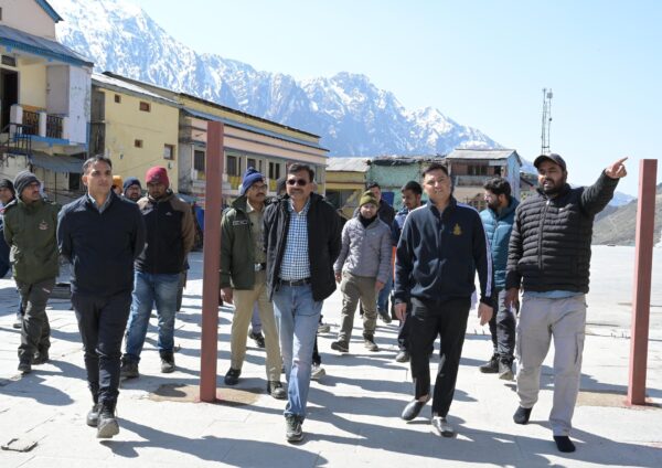 मुख्य सचिव आनन्द बर्द्धन ने केदारनाथ यात्रा व्यवस्थाओं का लिया जायजा, पुनर्निर्माण कार्यों और यात्रियों की सुविधाओं का किया निरीक्षण