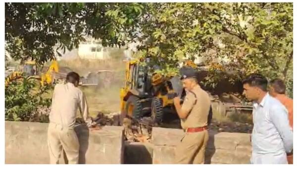 हरिद्वार में चला बुलडोजर, अवैध मजार ध्वस्त, मदरसों पर भी कार्रवाई जारी, अब तक 10 सील