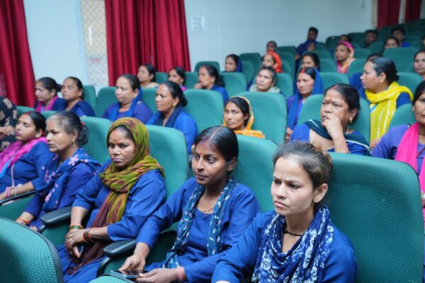 एसजीआरआर विश्वविद्यालय ने स्वच्छता कर्मचारियों के योगदान को सराहा, देहरादून मेयर सौरभ थपलियाल ने की बतौर मुख्य अतिथि कार्यक्रम में शिरकत, 100 कर्मियों को स्वच्छता किट की वितरित