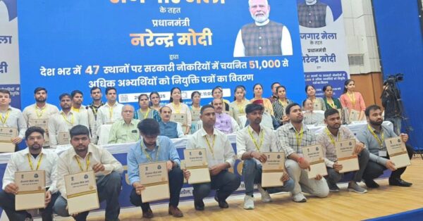 केंद्रीय राज्य मंत्री अजय टम्टा ने देहरादून में आयोजित 15वें रोज़गार मेले में चयनित 162 उम्मीदवारों को सौंपे नियुक्ति पत्र