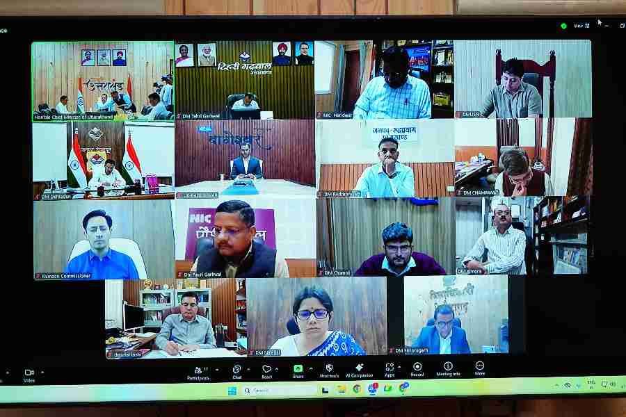मुख्यमंत्री ने जिलाधिकारियों को दिए निर्देश- जनसेवाओं में सुधार, सड़कों की मरम्मत, पेयजल आपूर्ति व वन अग्नि नियंत्रण पर दिया जाए विशेष जोर