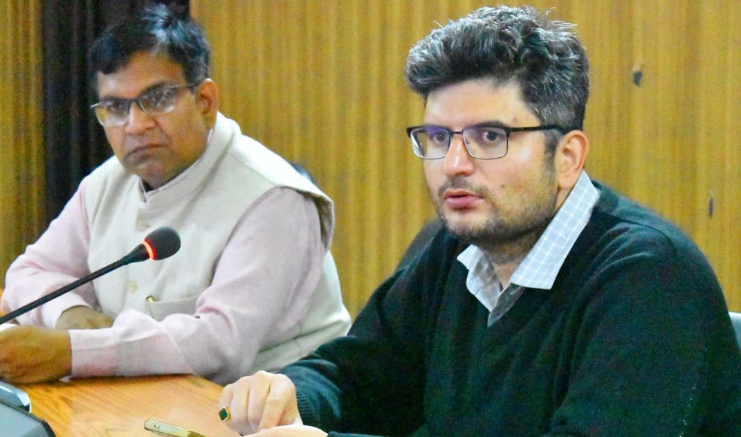 आंतरिक सुरक्षा को लेकर डीएम संदीप तिवारी ने ली अधिकारियों की बैठक