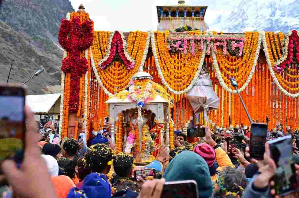भगवान केदारनाथ की पंचमुखी डोली पहुंची श्री केदारनाथ धाम, 2 मई को खुलेंगे बाबा केदार के कपाट