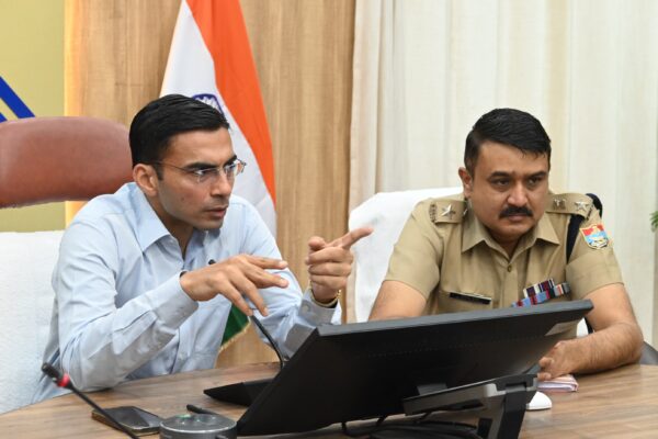 भारत-पाक तनाव के बीच देहरादून में हाई अलर्ट, डीएम सविन बंसल ने सुरक्षा एजेंसियों के साथ की अहम बैठक, अफवाहों पर लगाम लगाने की तैयारी