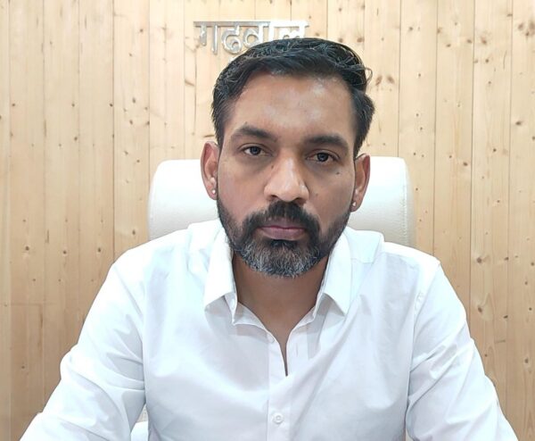 डीएम डॉ. आशीष चौहान ने संवेदनशील पेड़ों को चिन्हित कर हटाने के दिये निर्देश
