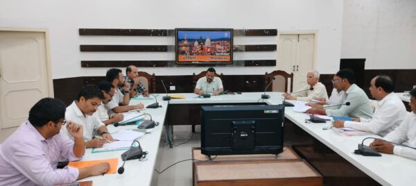 स्वतंत्रता संग्राम सैनानियों एवं उनके आश्रितों की समस्याओं का तत्परता से किया जाए निदान – डीएम कर्मेंद्र सिंह