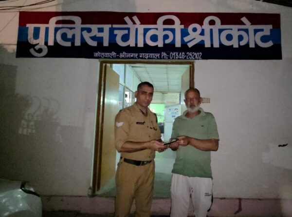 श्रीनगर : पुलिस ने खोये मोबाइल को उसके स्वामी को सौंपकर अपना फर्ज किया अदा