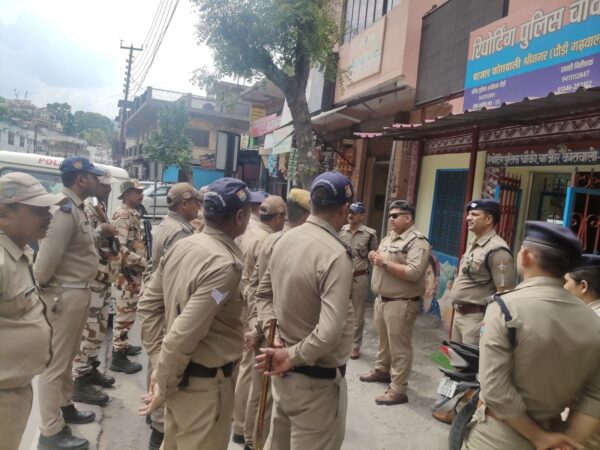 सीओ श्रीनगर अनुज कुमार के नेतृत्व में श्रीनगर कस्बे में पुलिस का चला डोर-टू-डोर सत्यापन व चेकिंग अभियान