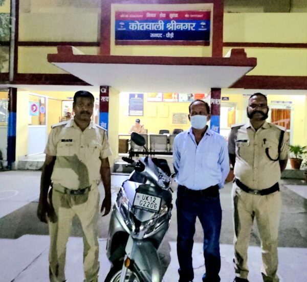 श्रीनगर पुलिस ने शराब पीकर वाहन चलाने वाले 02 को किया गिरफ्तार