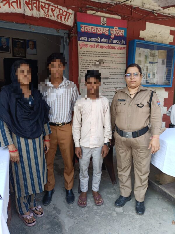 रेलवे स्टेशन देहरादून पर जीआरपी ने बच्चे को परिजनों से मिलाया, घर से नाराज होकर आ गया था बालक