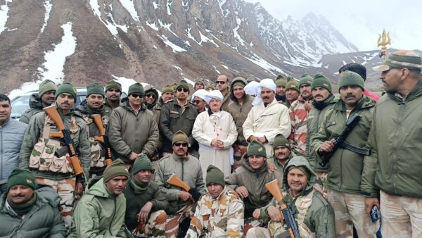 केंद्रीय स्वास्थ्य मंत्री जेपी नड्डा ने पिथौरागढ़ में ली वाइब्रेंट विलेज योजना के कार्यों की जानकारी, सेना, ITBP एवं SSB के जवानों से की भेंट