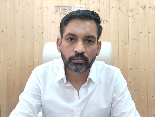 किसी भी गांव में न हो पेयजल संकट की समस्या, अधिकारी रखें विशेष ध्यान – डीएम डॉ. आशीष चौहान