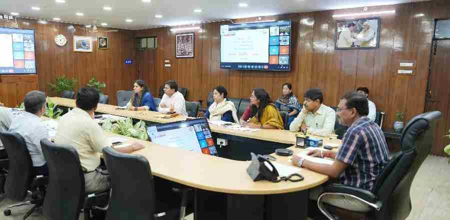 मुख्य सचिव ने ली मंडल रेल प्रबंधक मुरादाबाद एवं इज्जतनगर के साथ बैठक, ऋषिकेश-कर्णप्रयाग रेल लाइन का कार्य निर्धारित समय पर हो पूराः मुख्य सचिव