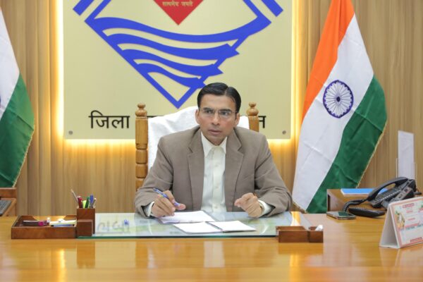 डीएम हो तो ऐसा ……., ऑन द स्पॉट की दिव्यांग महिला की पेंशन स्वीकृत, निःशुल्क उपलब्ध कराई व्हीलचेयर