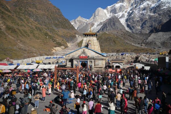 एक महीने में श्री केदारनाथ धाम यात्रा में लगभग 200 करोड़ का कारोबार, घोड़ा खच्चर संचालन से 40 करोड़ रुपए, हेली सेवाओं ने किया 35 करोड़ का व्यापार