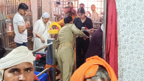 थाना लक्ष्मणझूला पुलिस नीलकंठ मंदिर में यात्रियों को करा रही बेहतर व्यवस्था के साथ महादेव के दर्शन