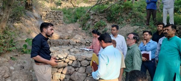 डीएम डॉ. आशीष चौहान ने किया आमसौड़ गांव का निरीक्षण, अधिकारियों को दिये आवश्यक दिशा निर्देश
