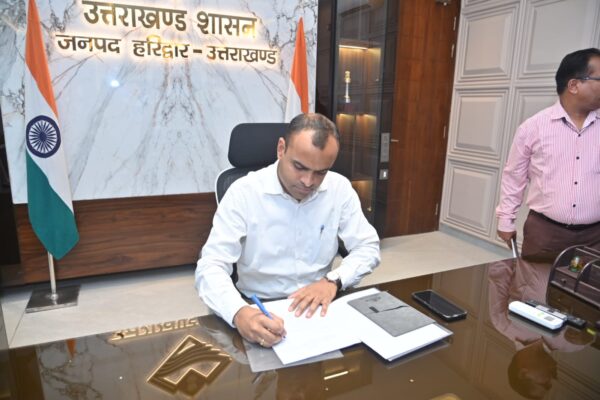 जनपद हरिद्वार के 32वें जिलाधिकारी के रूप में IAS मयूर दीक्षित ने किया पदभार ग्रहण