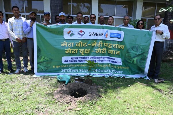 पौधारोपण के साथ प्रदेशभर में चला मतदाता जागरूकता अभियान, 05 जून पर्यावरण दिवस पर हुई कार्यक्रम की वृहद शुरुआत, हरेला पर्व तक चलेगा अभियान, प्रदेश के सभी पोलिंग बूथों पर होगा पौधारोपण, 2 लाख पौधारोपण का लक्ष्य