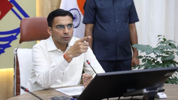 मजबूरी मौनता निष्क्रियता : दून प्रशासन का परिचय नहीं, सेवाएं बाधित करने वालों पर लगेगा एस्मा – डीएम सविन बंसल