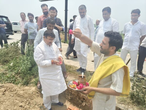 उत्तराखंड गौ सेवा आयोग के अध्यक्ष डॉ. पंडित राजेन्द्र प्रसाद अंथवाल ने बिझोली में राष्ट्रीय राजमार्ग पर कन्हैया गौशाला का किया भूमि पूजन, निराश्रित गोवंश को मिलेगा सहारा