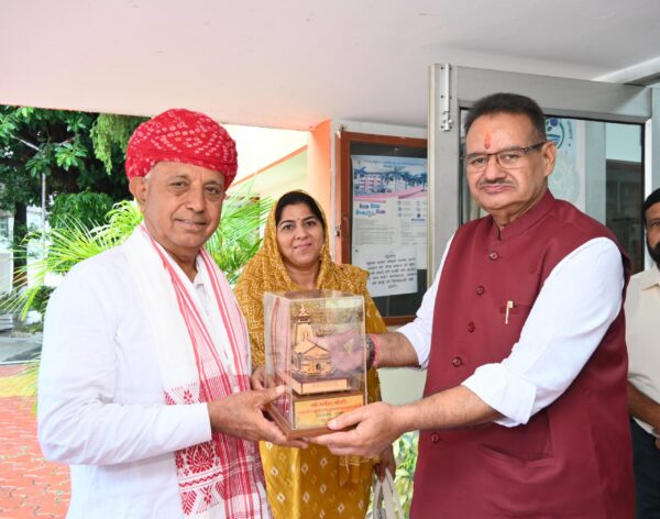केंद्रीय कृषि राज्य मंत्री भागीरथ चौधरी का उत्तराखंड आगमन, मंत्री गणेश जोशी ने किया भव्य स्वागत