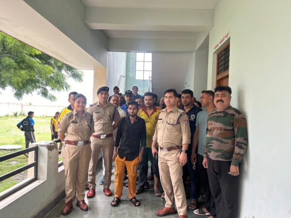 पुलिस ने किरोड़ा नाला टनकपुर के तेज बहाव में फंसे 03 व्यक्तियों को सकुशल निकाला