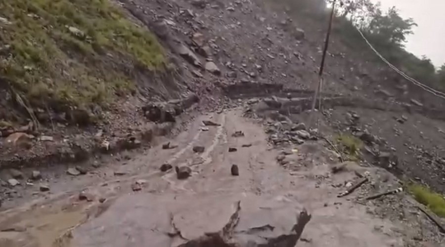 उत्तराखंड : लगातार बारिश से खतरनाक हुआ केदारनाथ पैदल मार्ग, मुनकटिया के पास गिर रहा मलबा