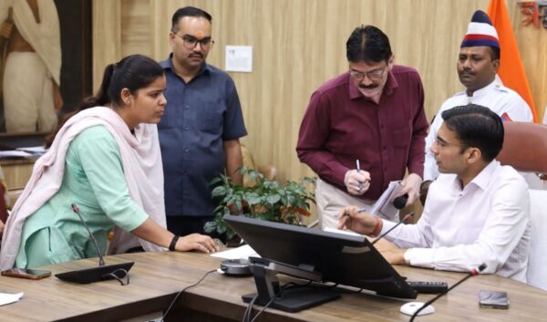विधवा महिला की फरियाद पर डीएम सविन बंसल का एक्शन, डीसीबी बैंक की शाखा सीज!