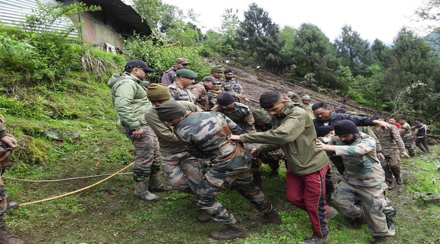 भीषण भूस्खलन, तीन जवान शहीद, छह लापता