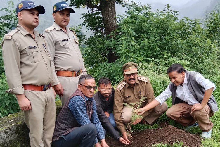 ग्रामीणों के साथ वन विभाग ने किया पौधरोपण