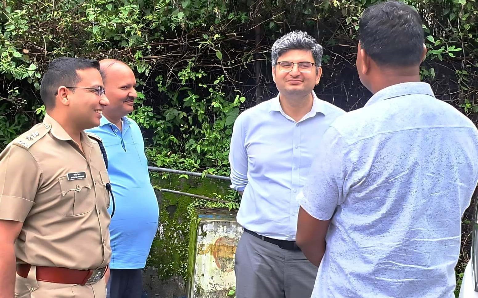 पोलिंग बूथों का डीएम व एसपी ने लिया जायजा 