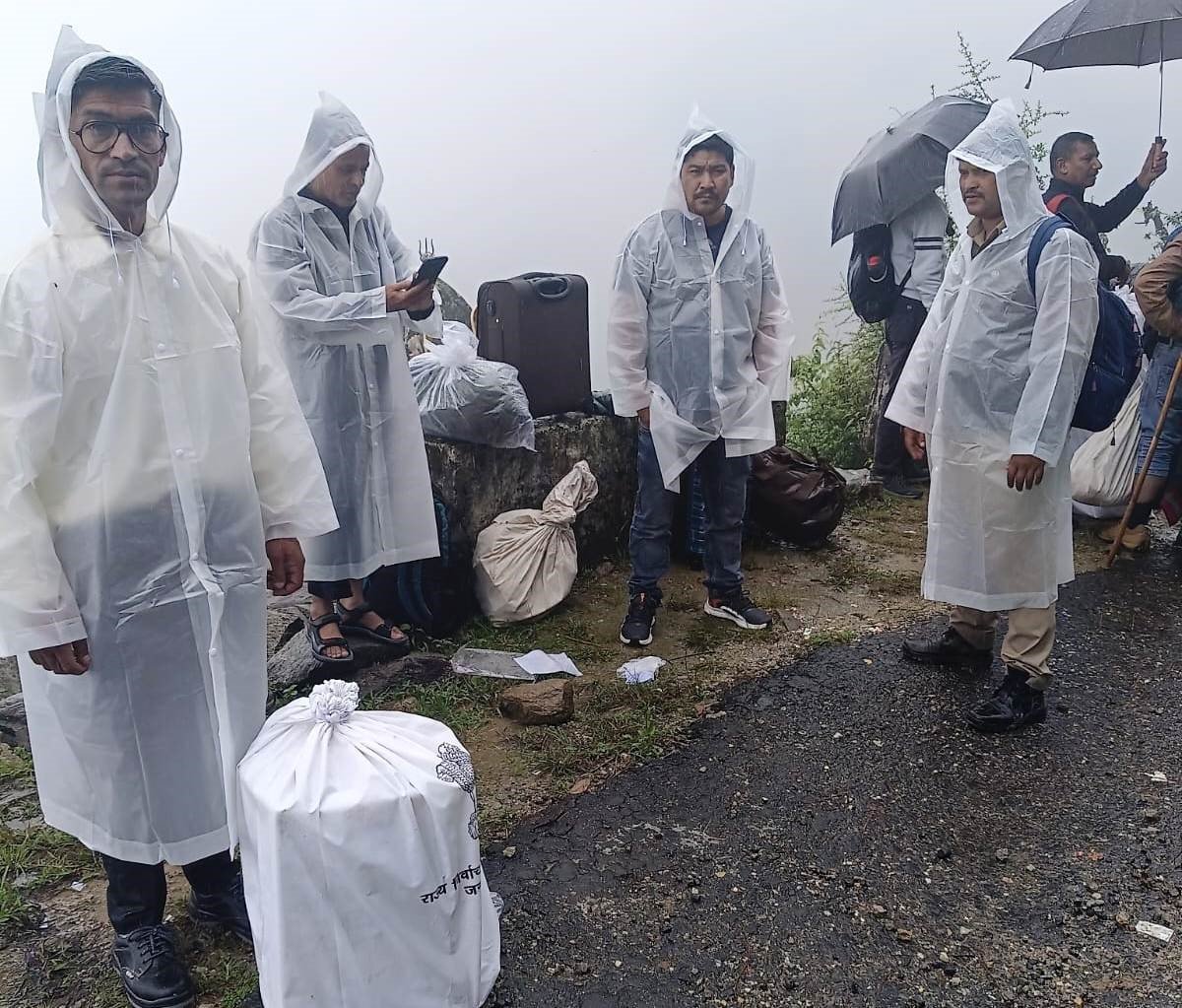भूस्खलन से फंसी 14 पोलिंग पार्टियां