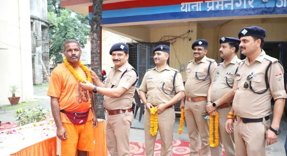 एसएसपी देहरादून के निर्देशो पर कांवड़ श्रद्धालुओं की सेवाभाव से सहायता करने के लिए तत्पर दून पुलिस