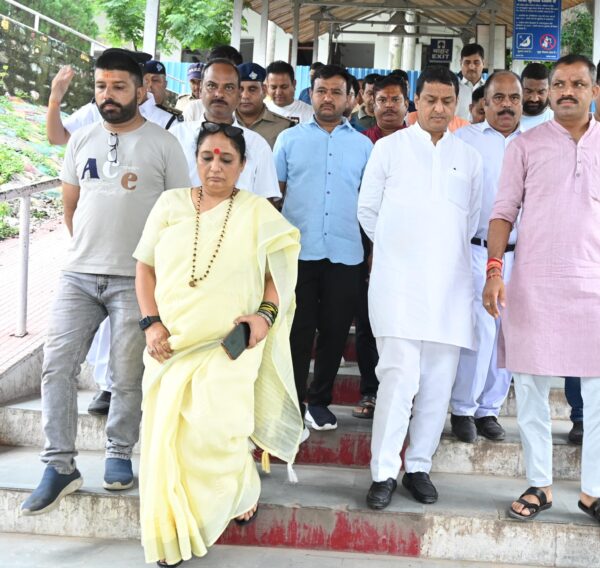 विधानसभा अध्यक्ष ऋतु खण्डूडी भूषण और सांसद अनिल बलूनी ने निर्माणाधीन रेलवे स्टेशन किया निरीक्षण, अधिकारियों को कार्य में तेजी लाने के दिए निर्देश