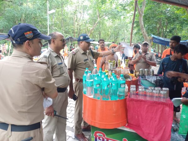 नीलकंठ कांवड़ मेला क्षेत्र में पौड़ी पुलिस की पैनी नजर : लक्ष्मणझूला थाना क्षेत्र में खाद्य व पेय पदार्थ विक्रेताओं का सत्यापन और गुणवत्ता जांच जारी