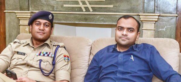 बरसात के बावजूद ड्यूटी पर मुस्तैद जिला व पुलिस प्रशासन – डीएम मयूर दीक्षित