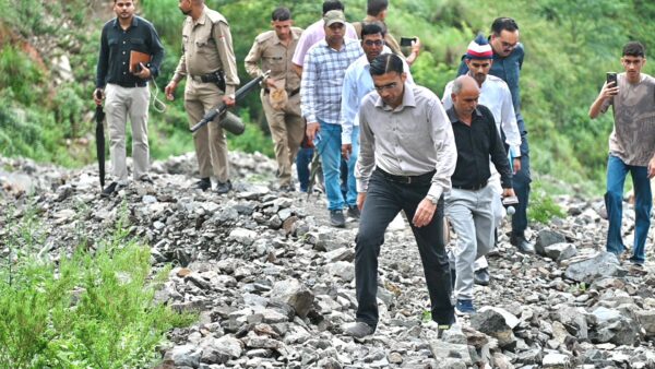 डीएम सविन बंसल का बटोली दौरा हुआ कारगर, वर्षों पुरानी विद्युत व पेयजल समस्या का हुआ स्थायी समाधान; सड़क संपर्क भी बहाल