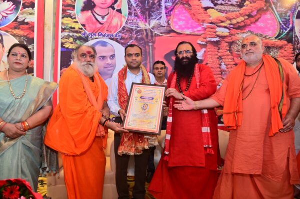 अखाड़ा परिषद अध्यक्ष श्री महंत रविंद्र पुरी महाराज ने डीएम और एसएसपी को किया सम्मानित