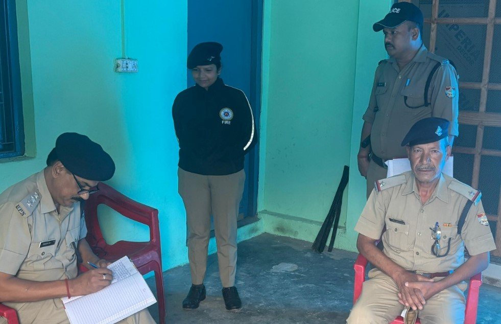 पुलिस ने लिया स्ट्रांग रूम की सुरक्षा का जायजा