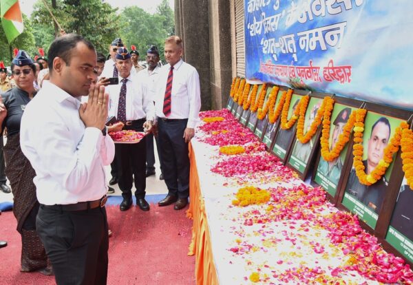 जनपद में धूमधाम एवं हर्षौल्लास से मनाया गया कारगिल विजय दिवस शौर्य दिवस, डीएम मयूर दीक्षित ने कलेक्ट्रेट परिसर में कारगिल शहीद एवं शहीद सैनिकों के चित्रों पर पुष्पांजलि अर्पित कर शहीदों को किया नमन