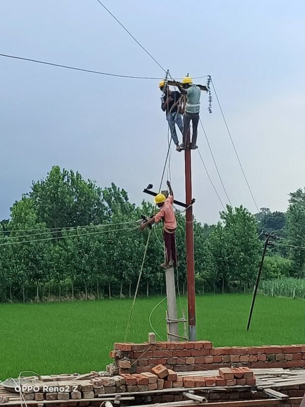 पुलिस सुरक्षा में बुढ़पुर जट में विद्युत आपूर्ति बहाल, 3 दिन के गतिरोध के बाद मिली राहत; हंगामा करने वाले 6 पर कार्रवाई, ग्रामीणों ने ली राहत की सांस