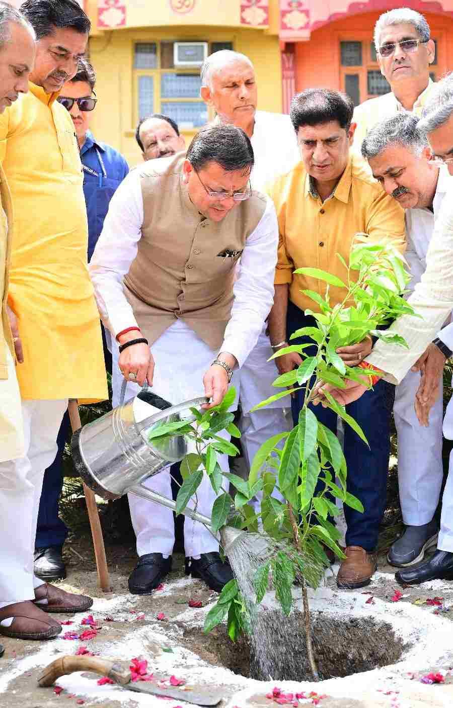 मुख्यमंत्री पुष्कर सिंह धामी ने एक पेड़ मां के नाम अभियान के तहत किया पौधारोपण