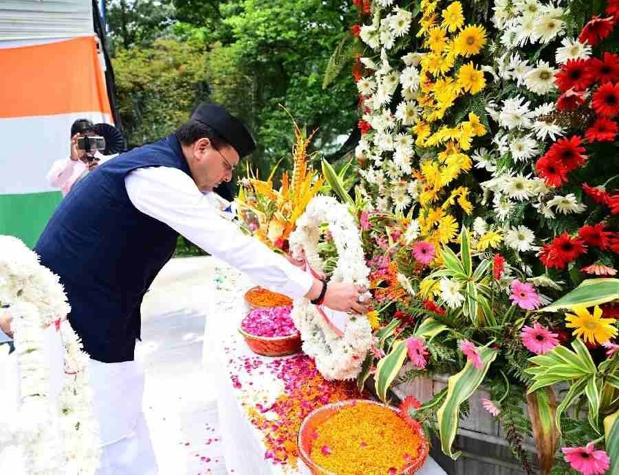 मुख्यमंत्री ने कारगिल विजय दिवस पर शहीद स्मारक पर पुष्प चक्र अर्पित कर शहीदों को दी श्रद्धांजलि, परमवीर चक्र विजेताओं की अनुग्रह राशि 50 लाख से बढ़ाकर की गई डेढ़ करोड़