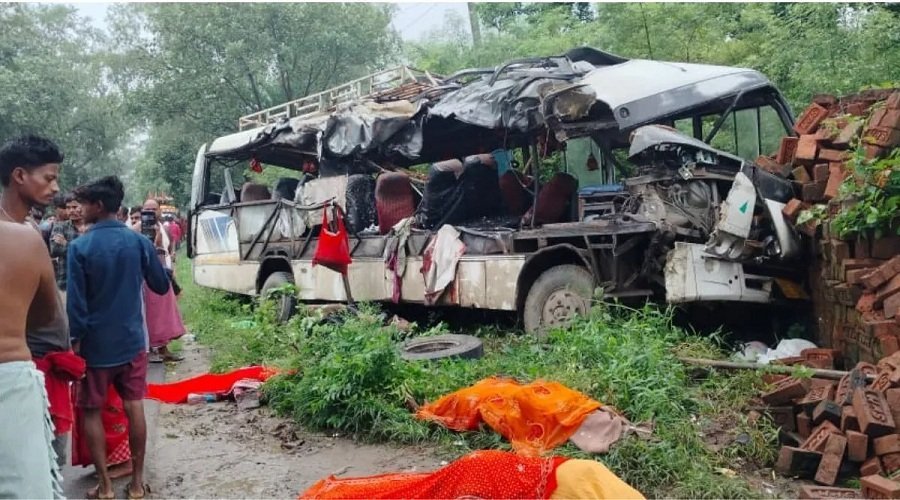भीषण सड़क हादसा : कांवड़ियों से भरी बस की ट्रक से टक्कर, 9 श्रद्धालुओं की मौत, दर्जनों घायल