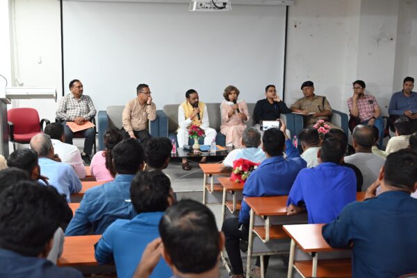 राज्य सफाई कर्मचारी आयोग के उपाध्यक्ष ने दून मेडिकल कॉलेज में सफाई कार्मिकों और अस्पताल प्रशासन के साथ की बैठक, दिए निर्देश